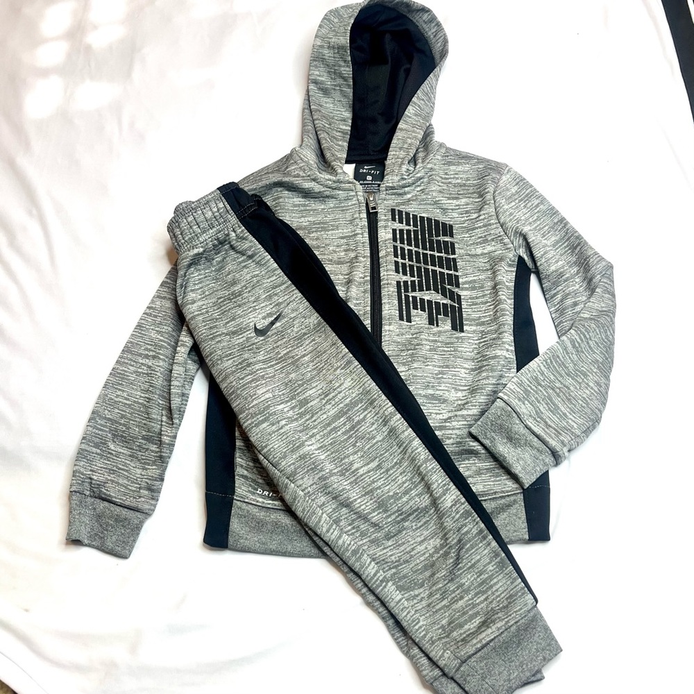 Boys gray Nike set size 4t